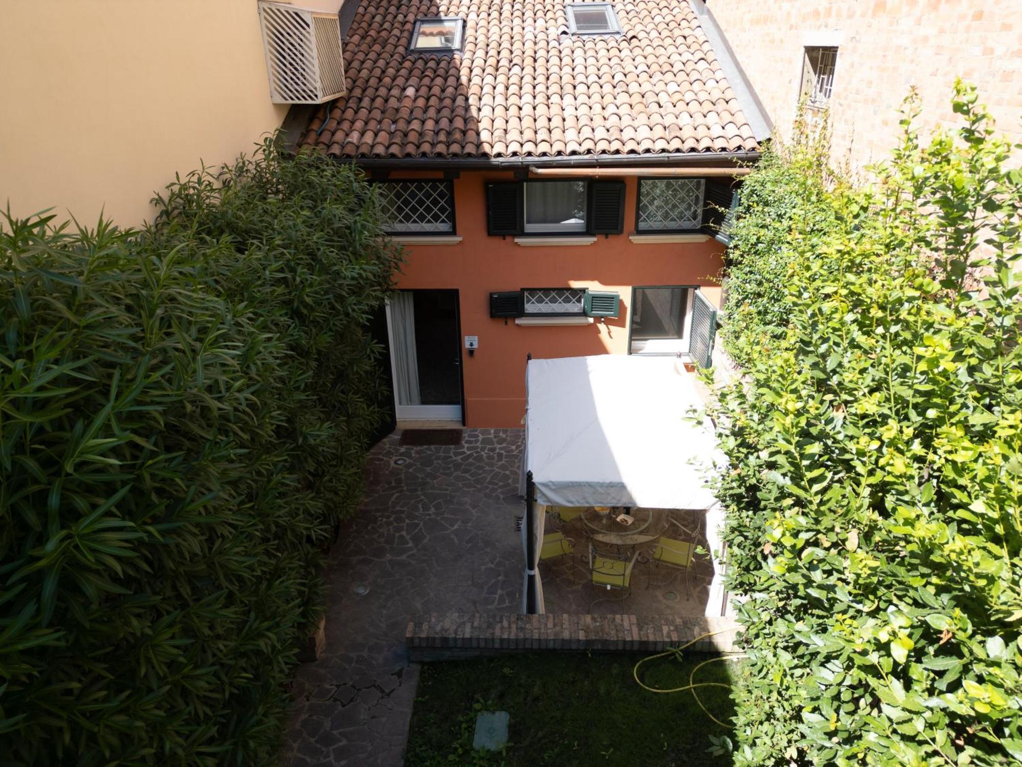 Isaia Garden -private Garden Bath Bolognarooms * Bologne