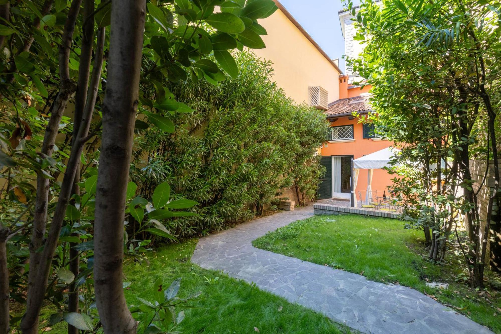 Isaia Garden -private Garden Bath Bolognarooms Bologne
