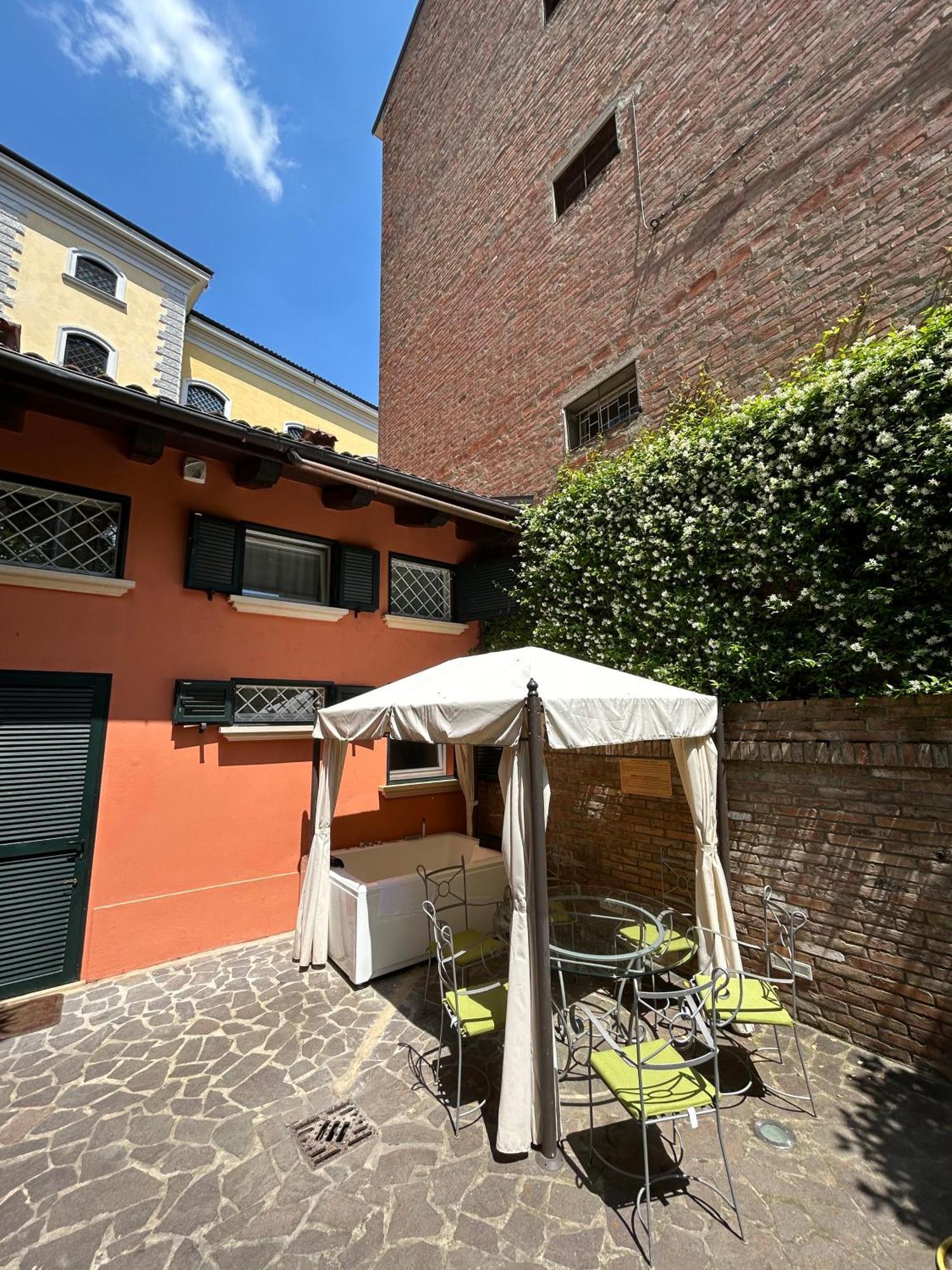 Isaia Garden -private Garden Bath Bolognarooms Hébergement de vacances Bologne