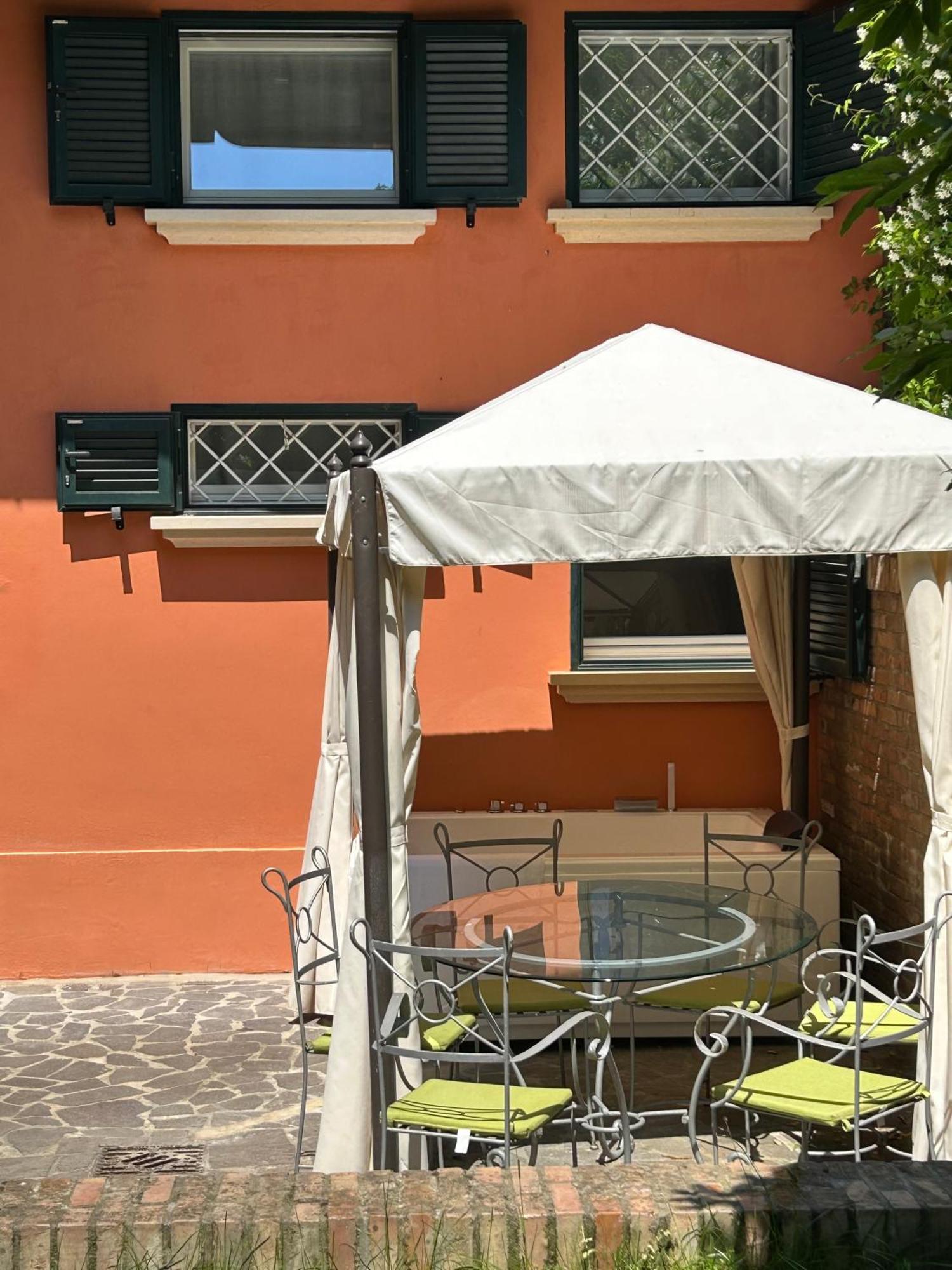 Isaia Garden -private Garden Bath Bolognarooms *