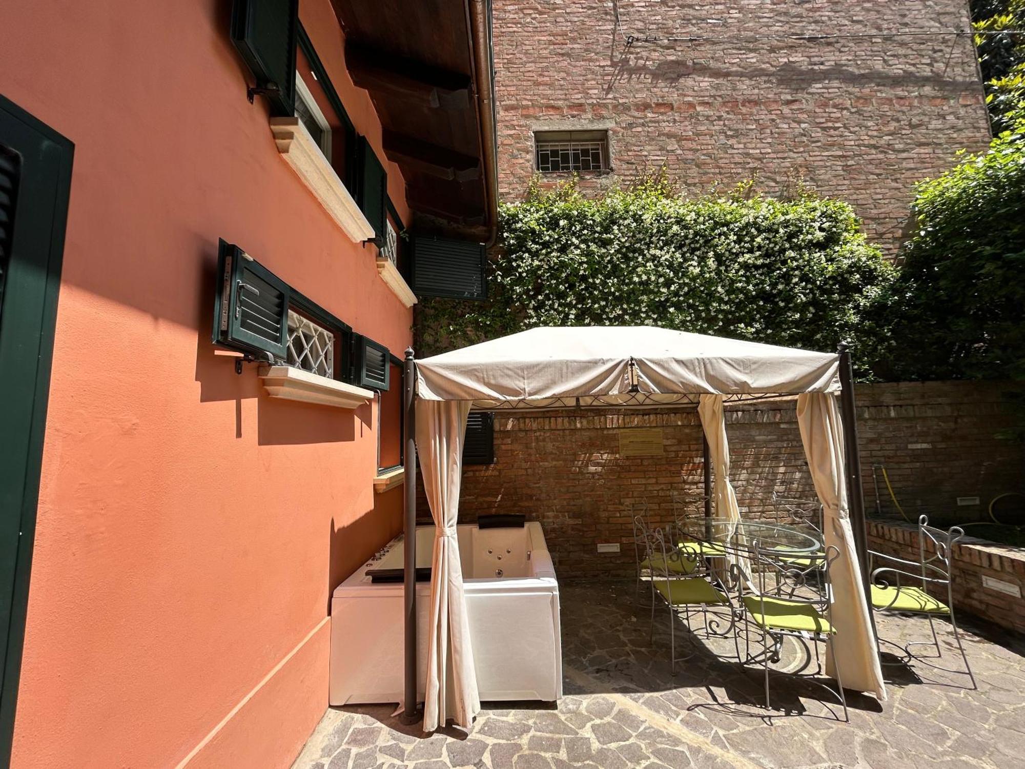 Isaia Garden -private Garden Bath Bolognarooms Bologne